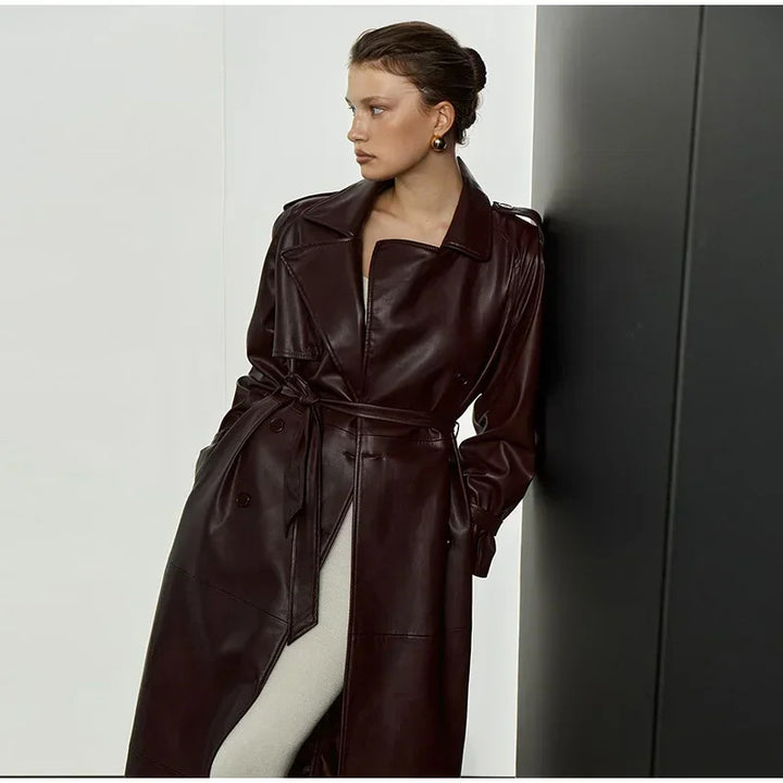 Kvinnors stiliga imitation läder trench coat med bälte Mirla-Eva Jonsson