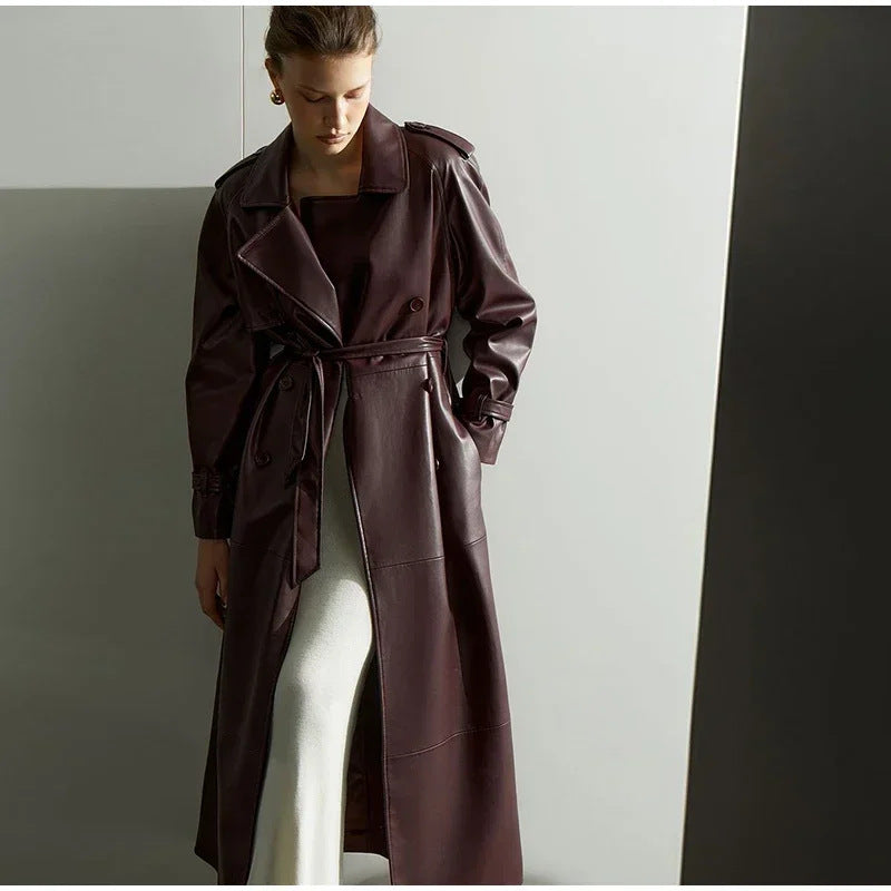 Kvinnors stiliga imitation läder trench coat med bälte Mirla-Eva Jonsson