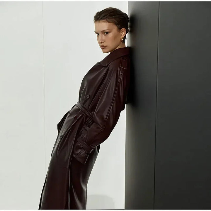 Kvinnors stiliga imitation läder trench coat med bälte Mirla-Eva Jonsson