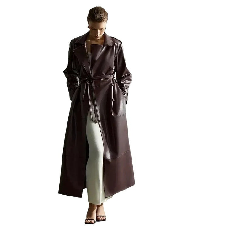 Kvinnors stiliga imitation läder trench coat med bälte Mirla-Eva Jonsson