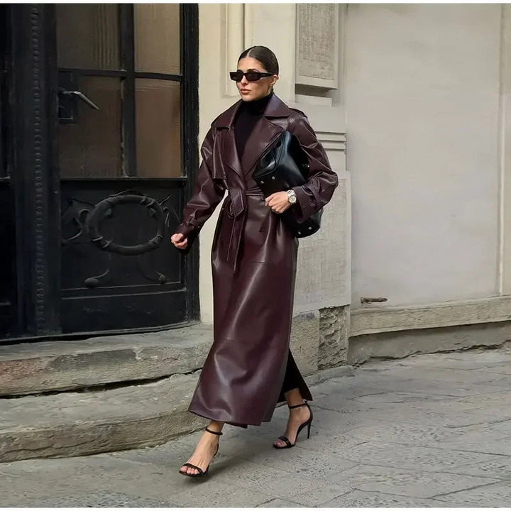 Kvinnors stiliga imitation läder trench coat med bälte Mirla-Eva Jonsson