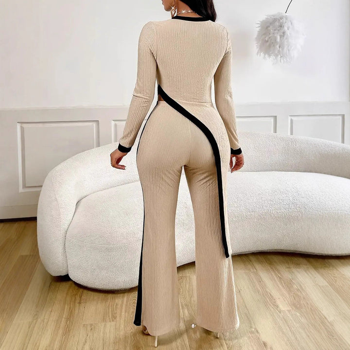Kvinnors stiliga jumpsuit med asymmetrisk design och kontrasterande piping Mirla-Eva Jonsson
