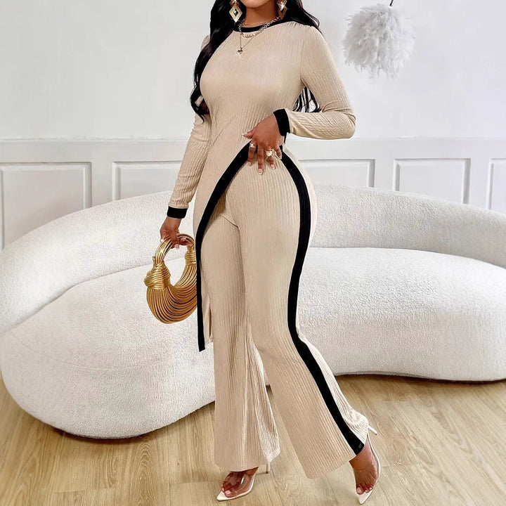 Kvinnors stiliga jumpsuit med asymmetrisk design och kontrasterande piping Mirla-Eva Jonsson