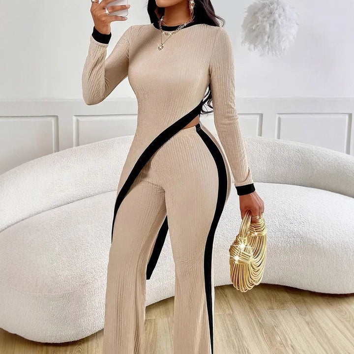 Kvinnors stiliga jumpsuit med asymmetrisk design och kontrasterande piping Mirla-Eva Jonsson