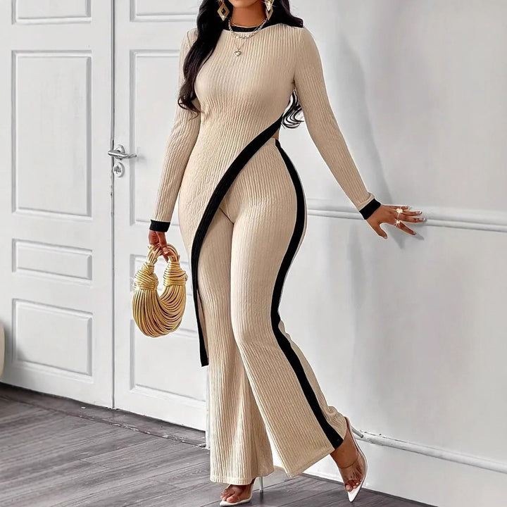 Kvinnors stiliga jumpsuit med asymmetrisk design och kontrasterande piping Mirla-Eva Jonsson