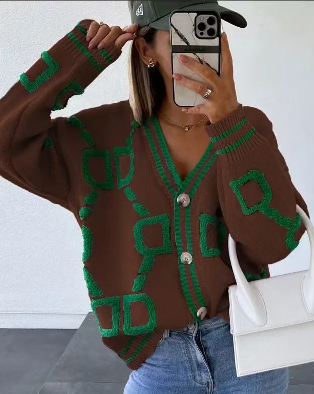 Kvinnors stiliga kofta med unikt geometriskt mönster och trendig knappslå Mirla-Eva Jonsson