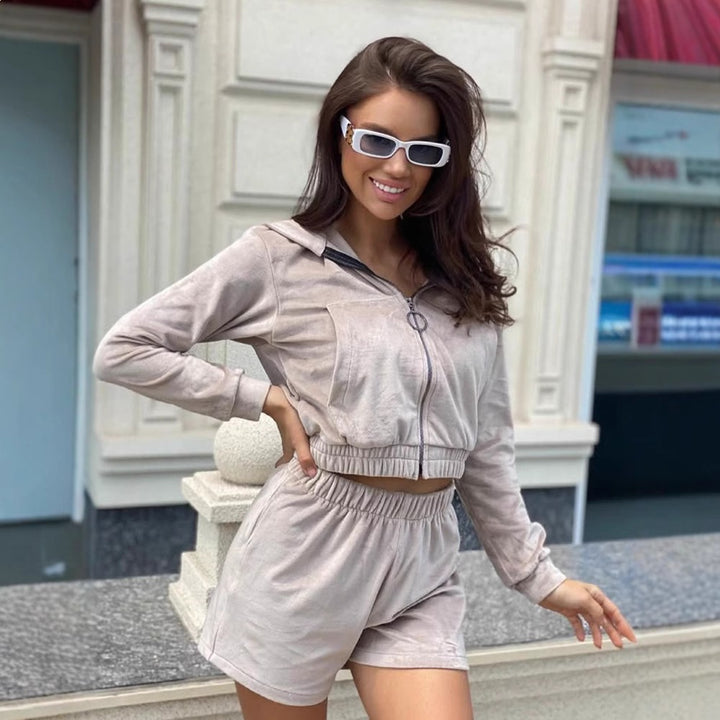 Kvinnors stiliga kortärmad hoodie och shorts set-Eva Jonsson