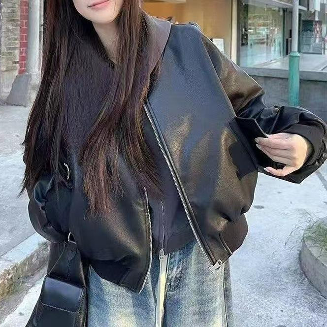 Kvinnors stiliga läderjacka i en urban oversized skärning Mirla-Eva Jonsson