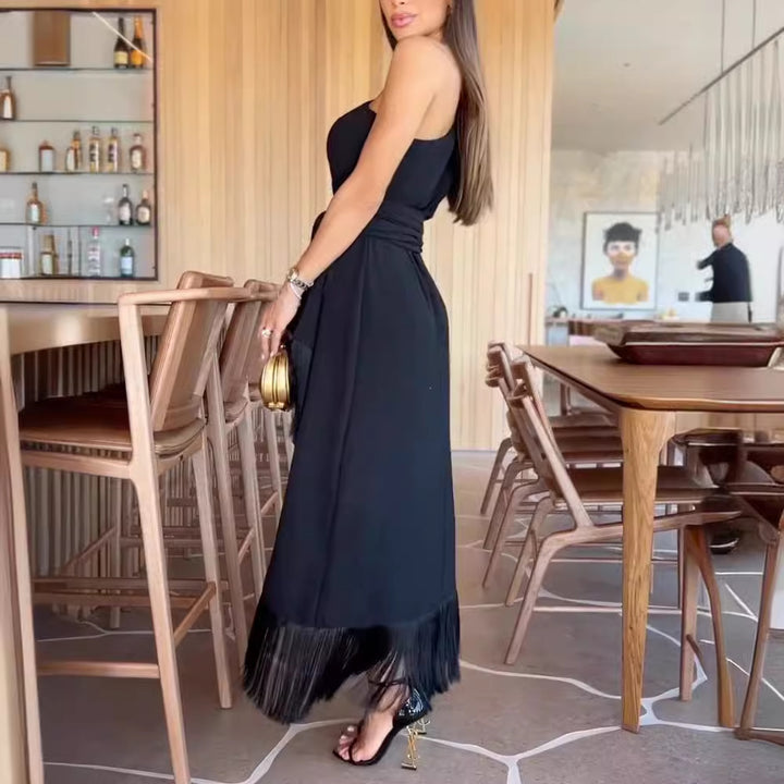Kvinnors stiliga maxiklänning med asymmetrisk vingsleeve och fransar Mirla-Eva Jonsson
