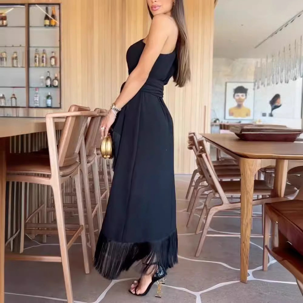 Kvinnors stiliga maxiklänning med asymmetrisk vingsleeve och fransar Mirla-Eva Jonsson