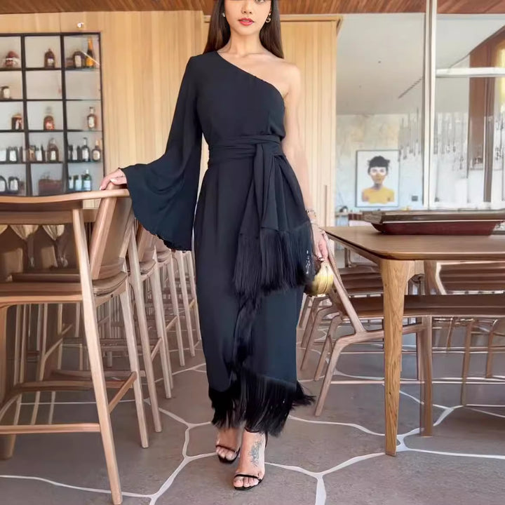 Kvinnors stiliga maxiklänning med asymmetrisk vingsleeve och fransar Mirla-Eva Jonsson