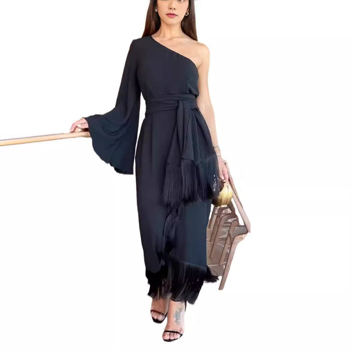 Kvinnors stiliga maxiklänning med asymmetrisk vingsleeve och fransar Mirla-Eva Jonsson