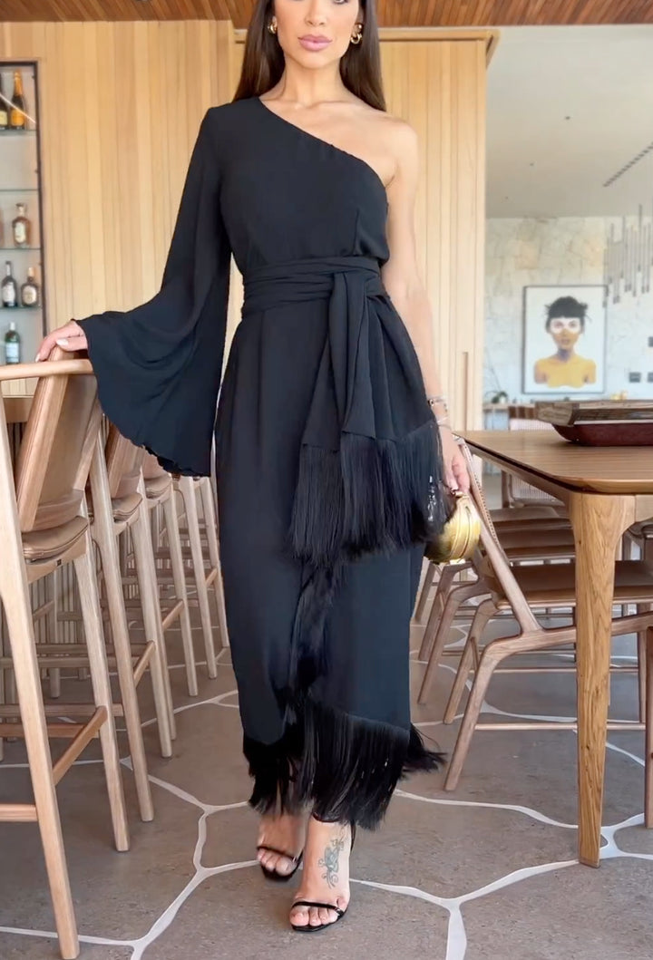 Kvinnors stiliga maxiklänning med asymmetrisk vingsleeve och fransar Mirla-Eva Jonsson