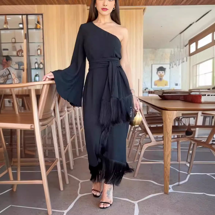 Kvinnors stiliga maxiklänning med asymmetrisk vingsleeve och fransar Mirla-Eva Jonsson