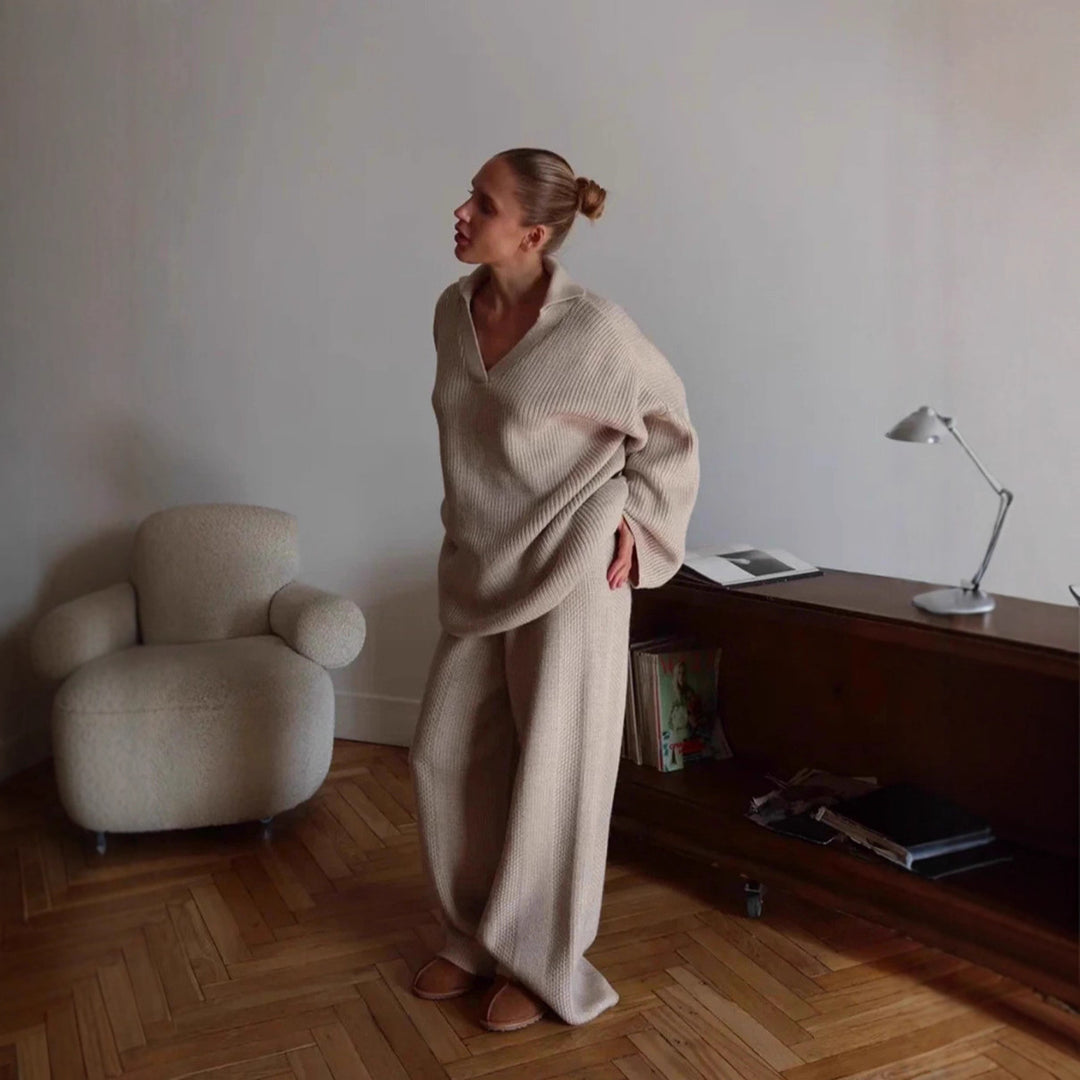 Kvinnors stiliga ribbad stickad loungewear-set med löst sittande topp och breda byxor Mirla-Eva Jonsson