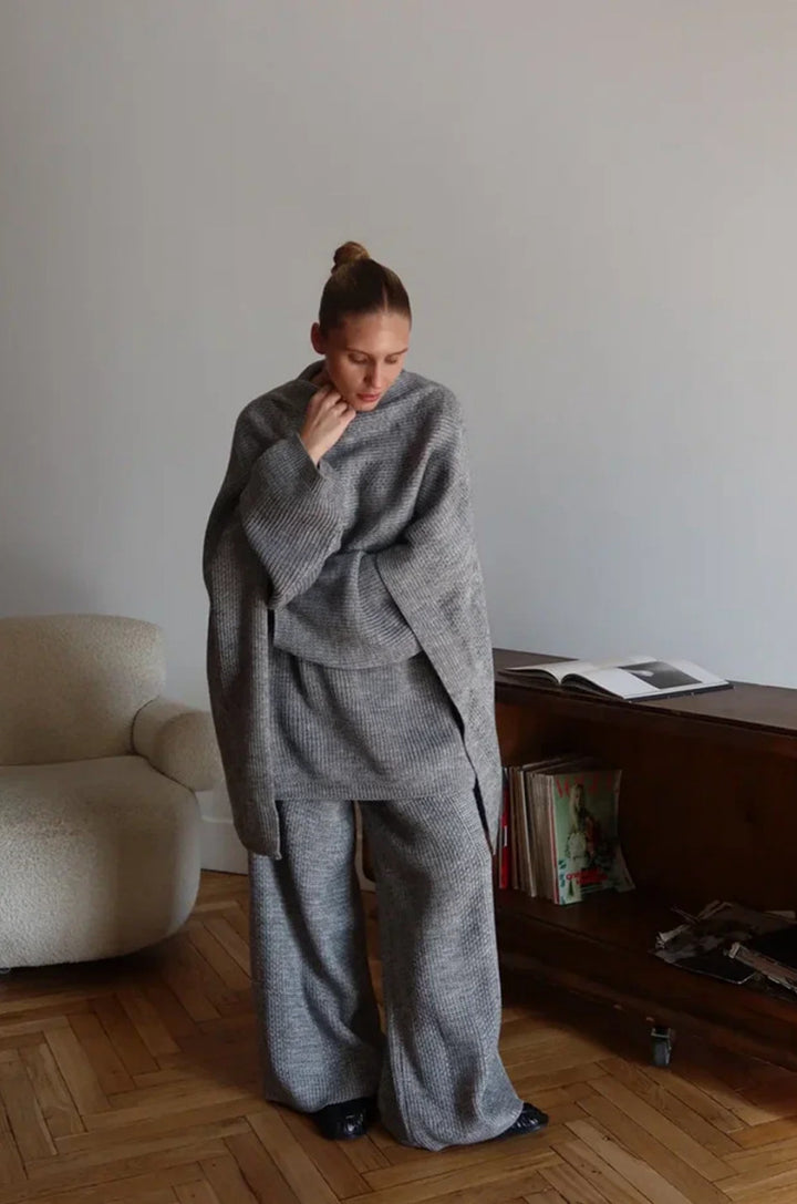 Kvinnors stiliga ribbad stickad loungewear-set med löst sittande topp och breda byxor Mirla-Eva Jonsson