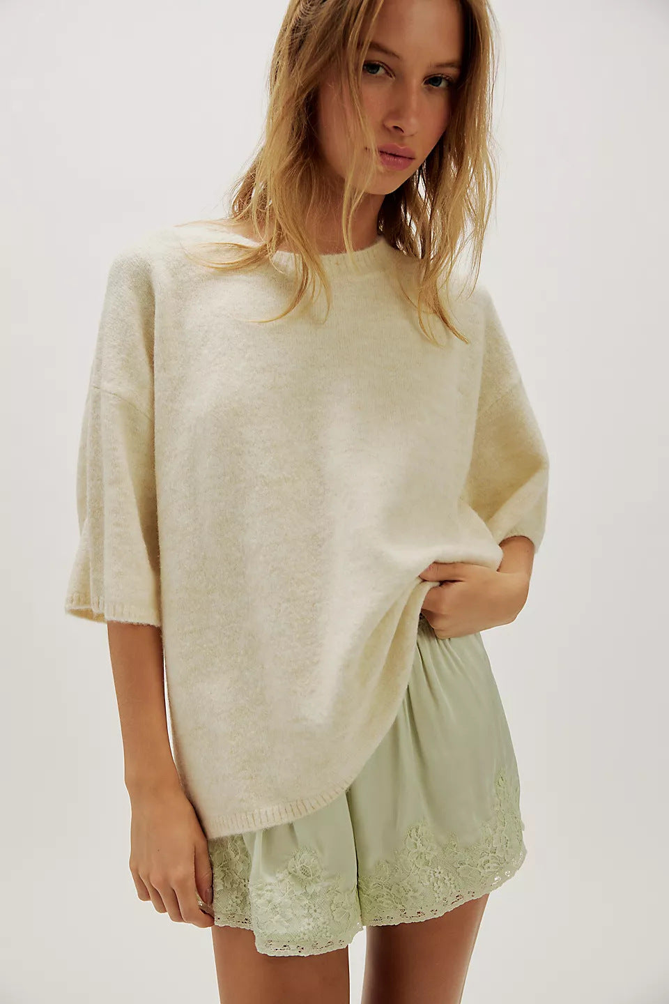 Kvinnors stiliga semi-transparenta sweatshirt med spets och avslappnad passform Mirla-Eva Jonsson