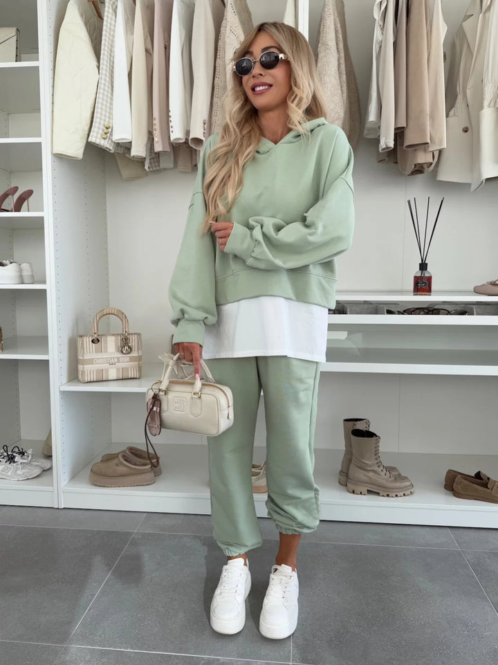 Kvinnors stiliga set av avslappnad hoodie och bekväma joggingbyxor Mirla-Eva Jonsson