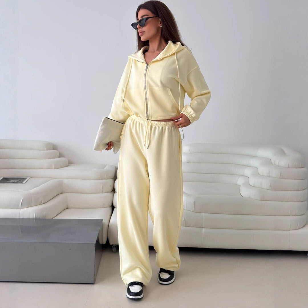 Kvinnors stiliga set med kort hoodie och lösa joggingbyxor Mirla-Eva Jonsson