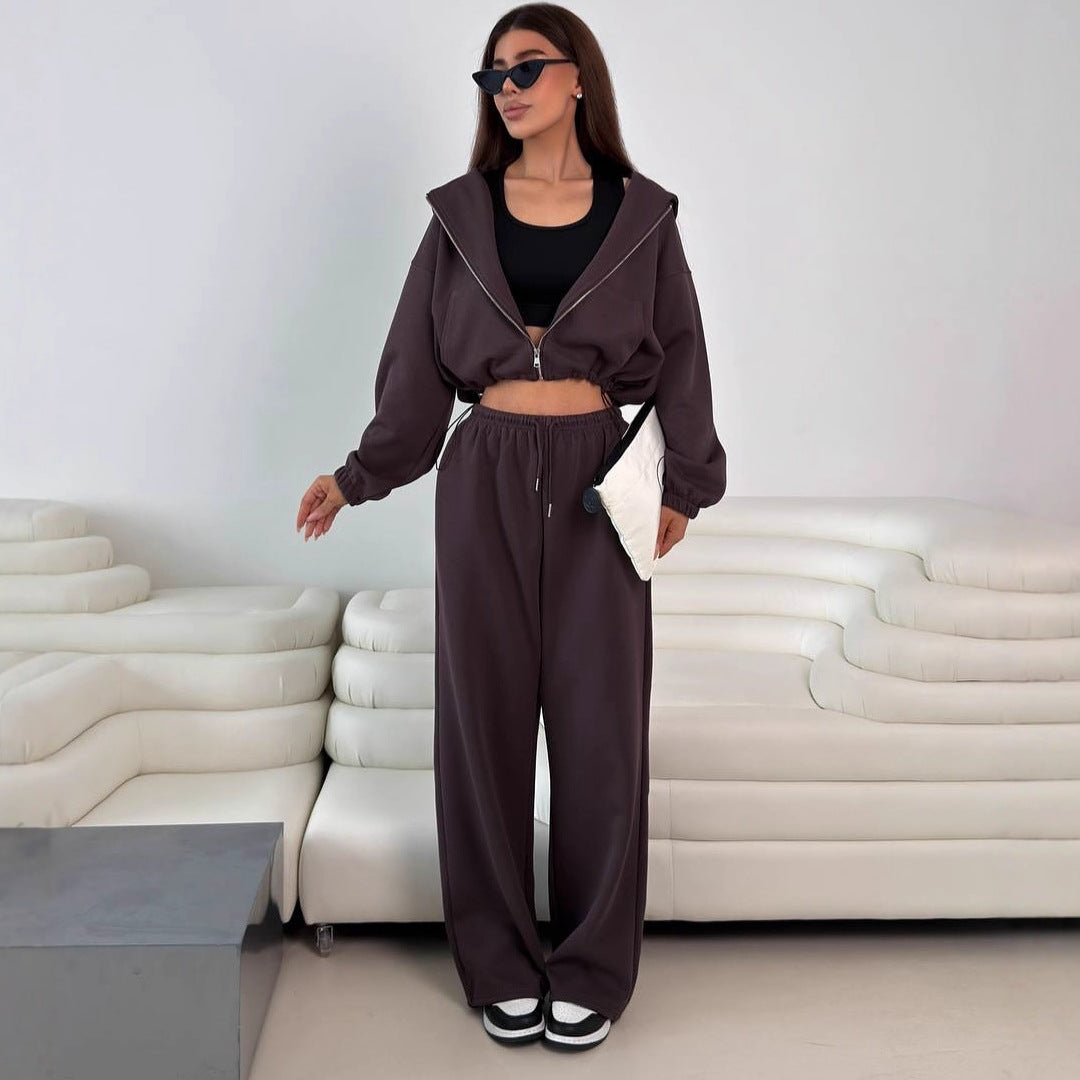 Kvinnors stiliga set med kort hoodie och lösa joggingbyxor Mirla-Eva Jonsson