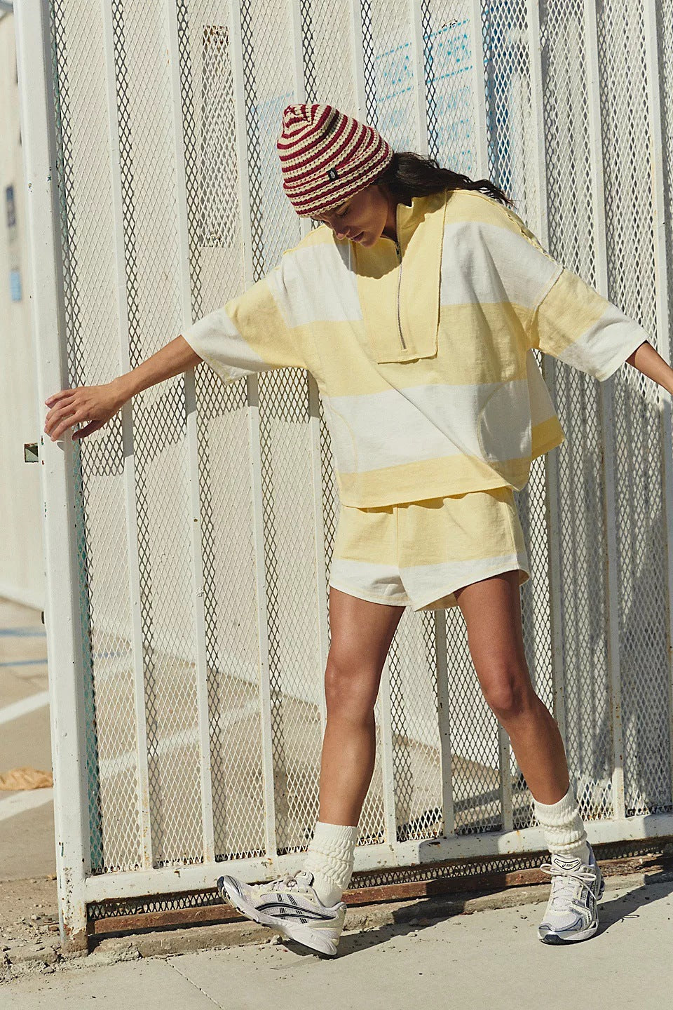 Kvinnors stiliga sportset med kort hoodie och avslappnade shorts Mirla-Eva Jonsson