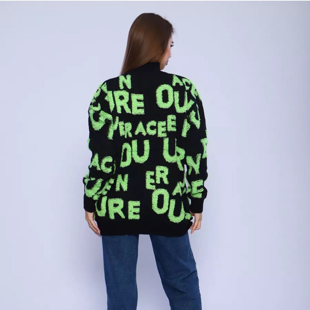 Kvinnors stiliga statementsweater med hög krage och oversized passform Mirla-Eva Jonsson