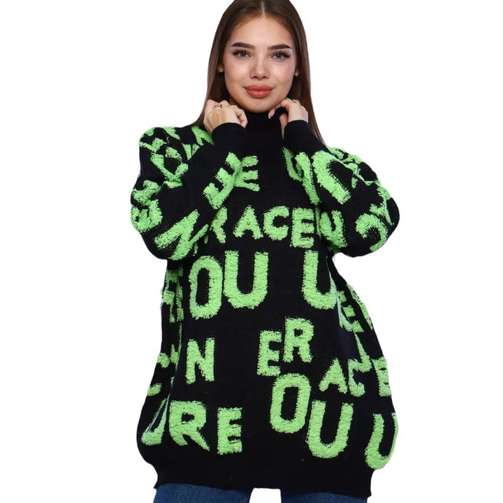 Kvinnors stiliga statementsweater med hög krage och oversized passform Mirla-Eva Jonsson