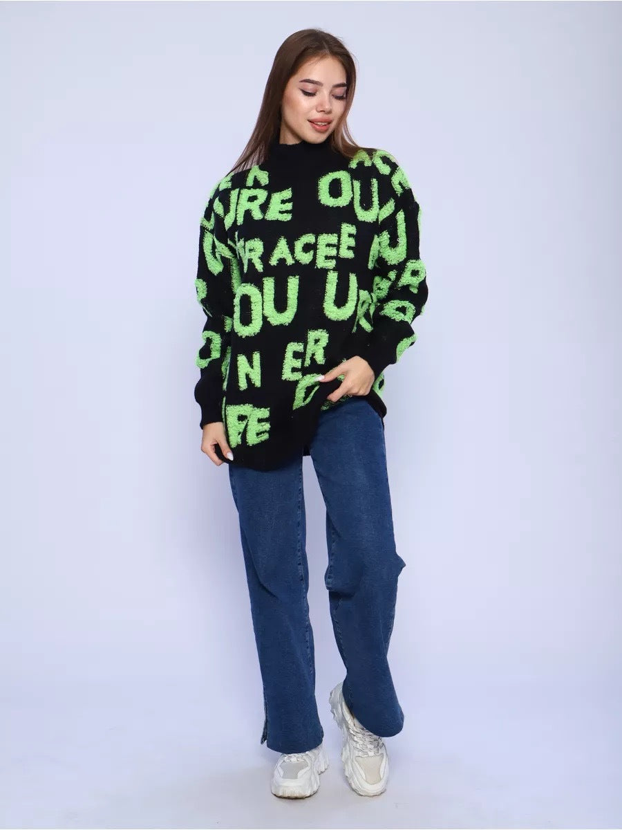 Kvinnors stiliga statementsweater med hög krage och oversized passform Mirla-Eva Jonsson