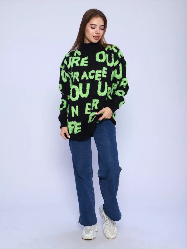 Kvinnors stiliga statementsweater med hög krage och oversized passform Mirla-Eva Jonsson