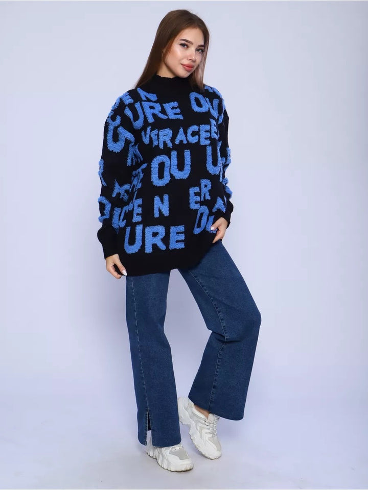 Kvinnors stiliga statementsweater med hög krage och oversized passform Mirla-Eva Jonsson