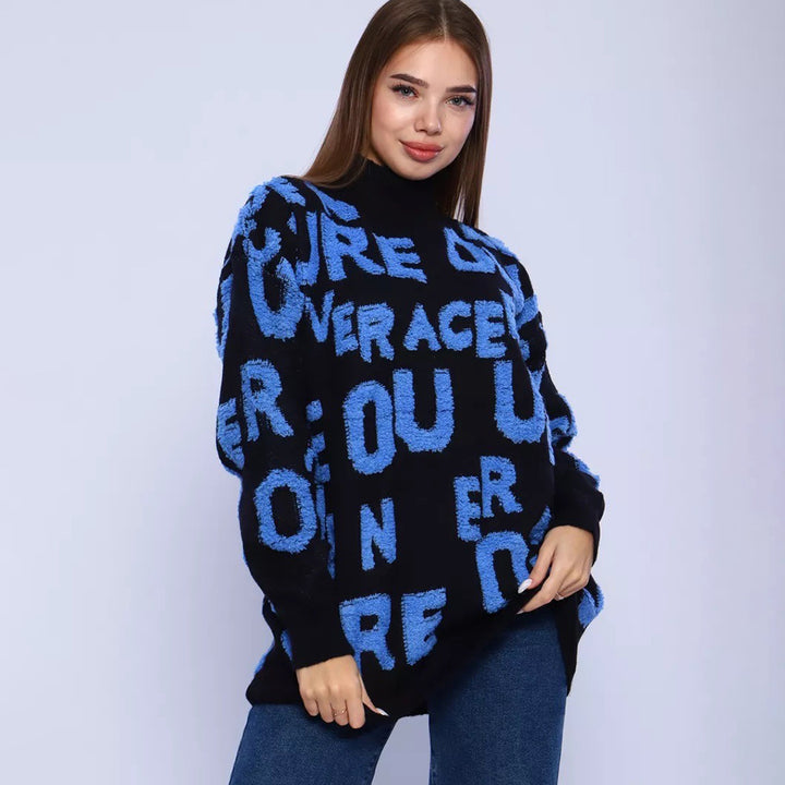 Kvinnors stiliga statementsweater med hög krage och oversized passform Mirla-Eva Jonsson