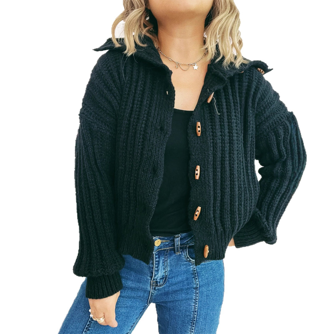 Kvinnors stiliga stickade cardigan med knapppdetaljer och huva Mirla-Eva Jonsson