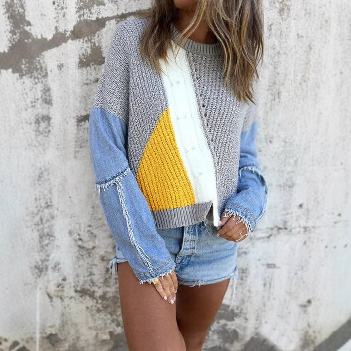 Kvinnors stiliga stickade tröja med denimärm och iögonfallande färgblockdesign Mirla-Eva Jonsson