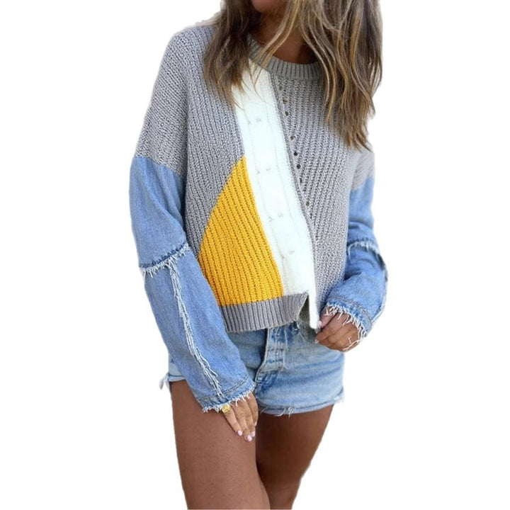 Kvinnors stiliga stickade tröja med denimärm och iögonfallande färgblockdesign Mirla-Eva Jonsson