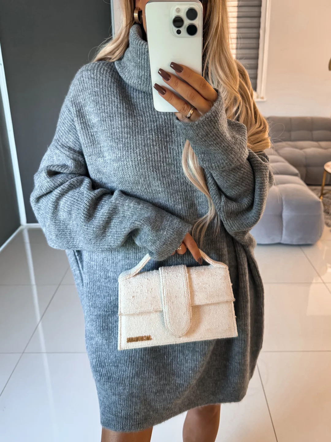 Kvinnors stor Turtleneck tröja gjord av mjuk stickad Mirla-Eva Jonsson