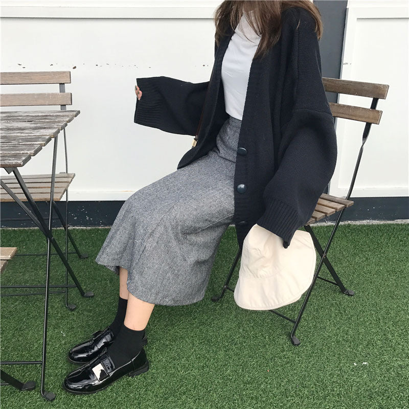 Kvinnors stor stickad kofta med avslappnad design och knappstängning Mirla-Eva Jonsson