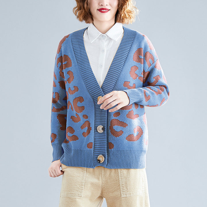 Kvinnors storlek L stickad kofta med leopardmönster och knapppdetaljer Mirla-Eva Jonsson