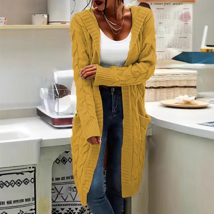 Kvinnors storstickad cardigan med stiligt kabelmönster och praktiska fickor Mirla-Eva Jonsson
