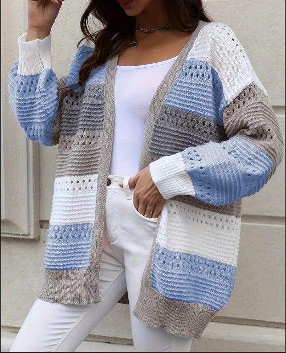 Kvinnors storstickad cardigan med unikt spetsmönster och färgblockdesign Mirla-Eva Jonsson