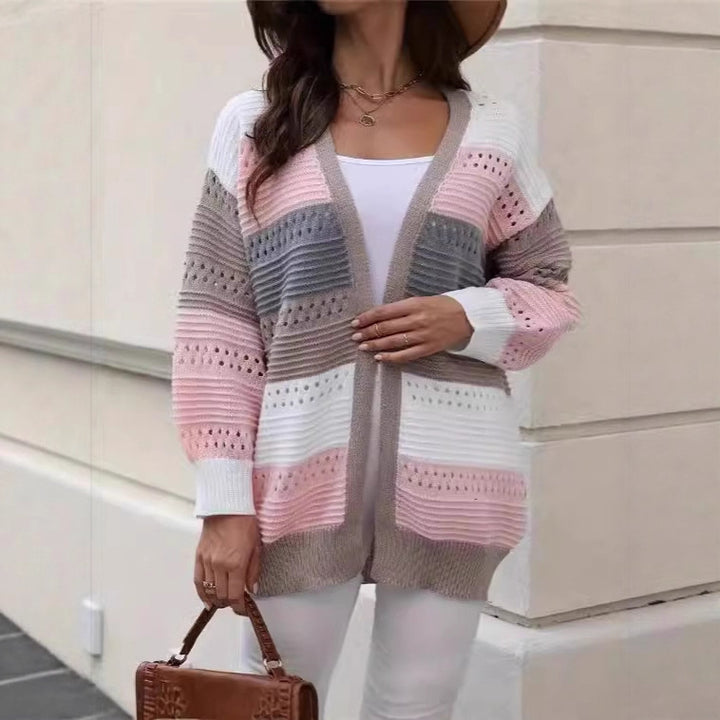 Kvinnors storstickad cardigan med unikt spetsmönster och färgblockdesign Mirla-Eva Jonsson