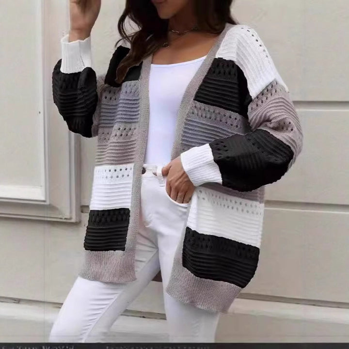 Kvinnors storstickad cardigan med unikt spetsmönster och färgblockdesign Mirla-Eva Jonsson