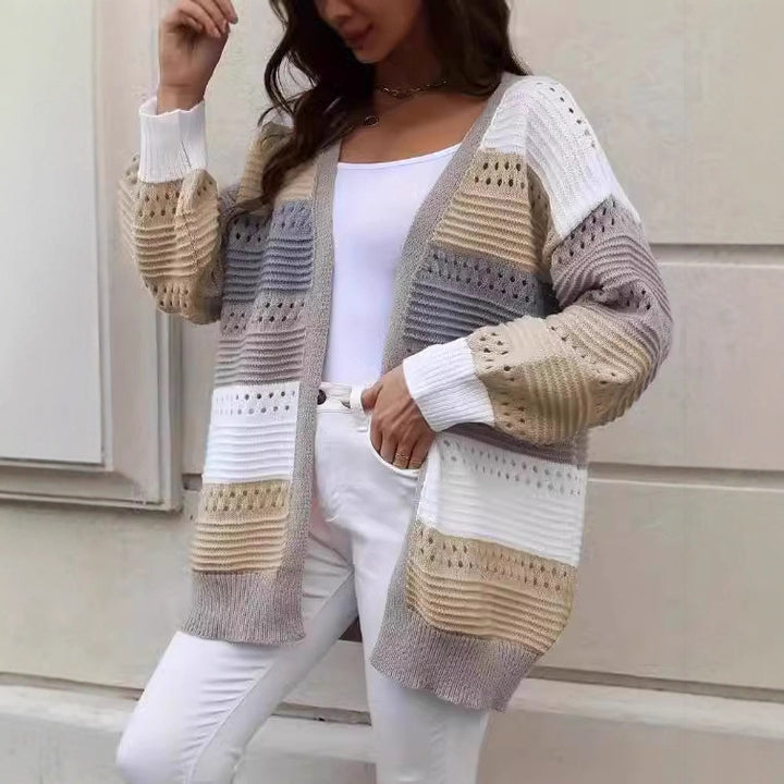 Kvinnors storstickad cardigan med unikt spetsmönster och färgblockdesign Mirla-Eva Jonsson