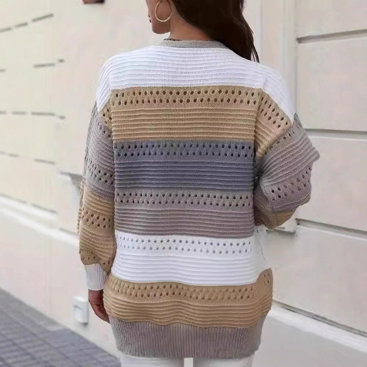 Kvinnors storstickad cardigan med unikt spetsmönster och färgblockdesign Mirla-Eva Jonsson