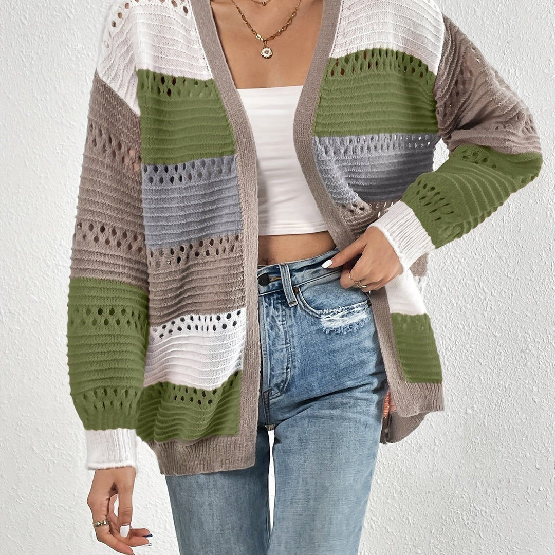 Kvinnors storstickad cardigan med unikt spetsmönster och färgblockdesign Mirla-Eva Jonsson