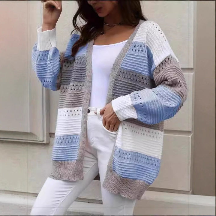 Kvinnors storstickad cardigan med unikt spetsmönster och färgblockdesign Mirla-Eva Jonsson
