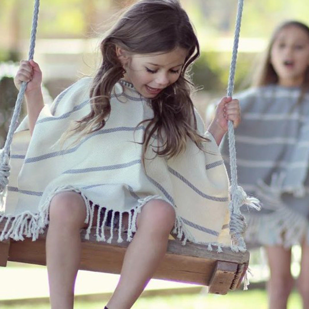 Kvinnors strand poncho med fransad nederkant och randig design-Eva Jonsson