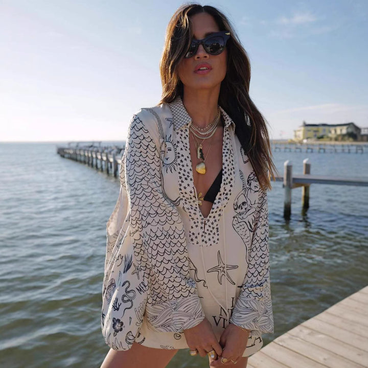 Kvinnors strandblus med maritim design och intrikata broderier Mirla-Eva Jonsson