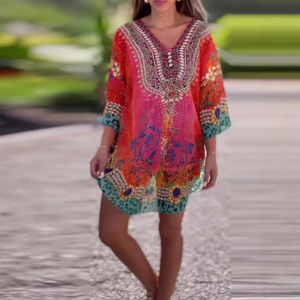 Kvinnors strandklänning i färgglad boho-stil med lekfull design och djup V-kläppning Mirla-Eva Jonsson