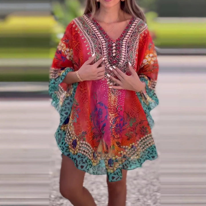 Kvinnors strandklänning i färgglad boho-stil med lekfull design och djup V-kläppning Mirla-Eva Jonsson