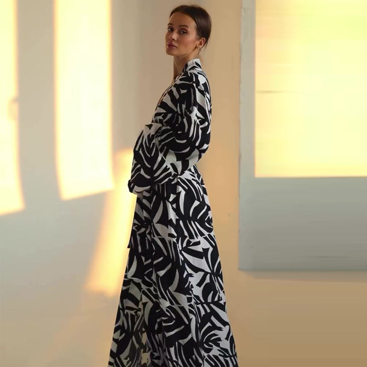 Kvinnors strandoutfit med trendigt blommönster Mirla-Eva Jonsson